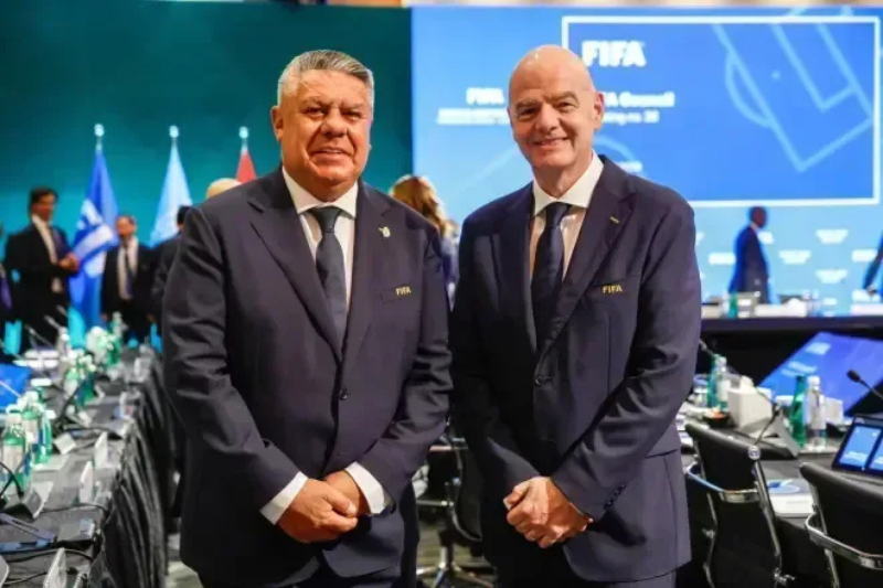 Tapia, presidente da AFA, e Infantino, presidente da Fifa (Foto: Reprodução/X @AFA